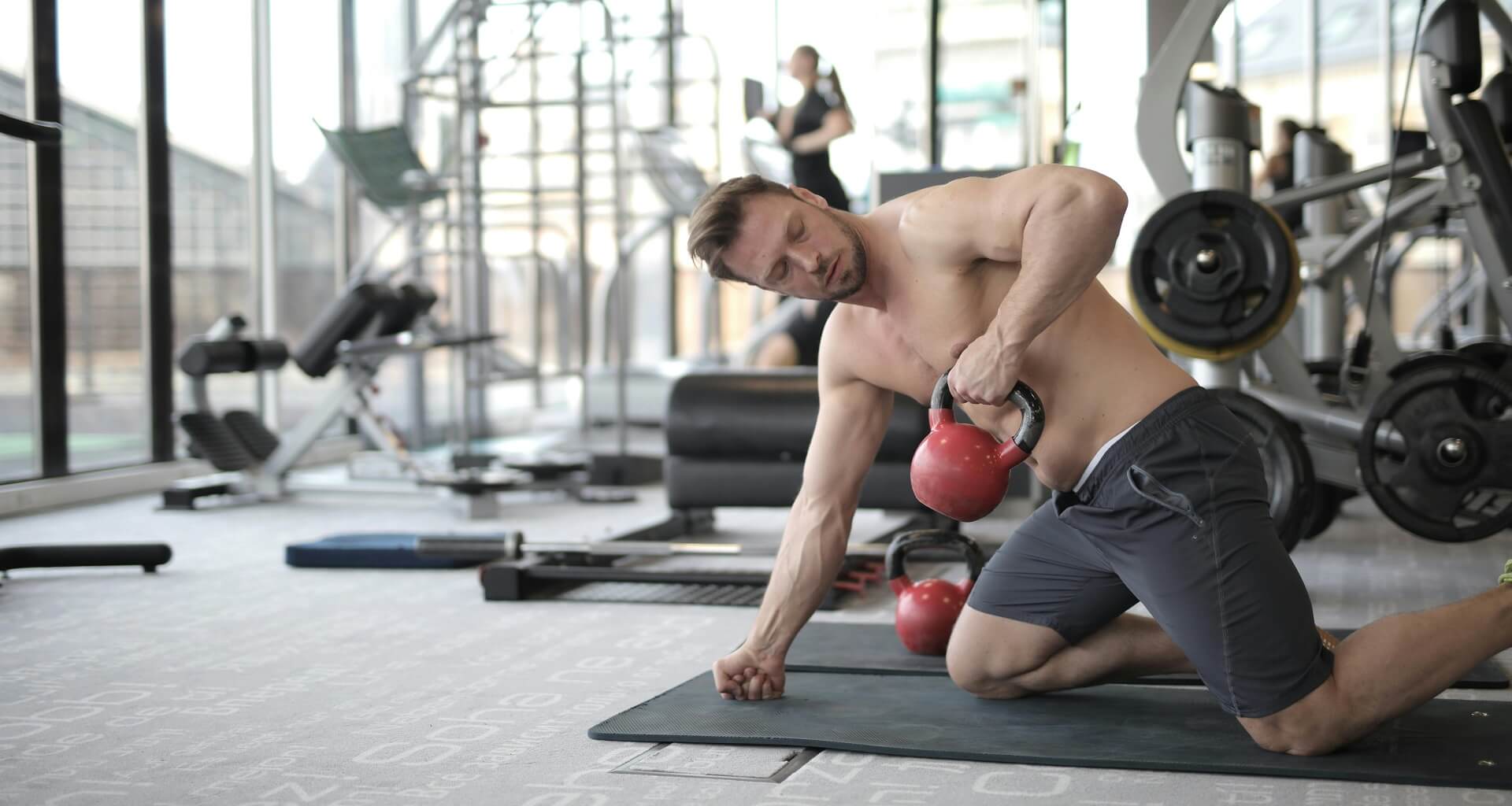 Ein Sportler möchte seine Schwachstellen beseitigen, rudert aufgrund schlechter Übungsauswahl jedoch mit einer viel zu leichten Kettlebell.