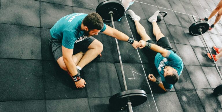 Das Titelbild für den Beitrag zum Thema "Hybrid-Training versus CrossFit" zeigt zwei Sportler, die sich nach einem Wettstreit gegenseitig Respekt zollen.