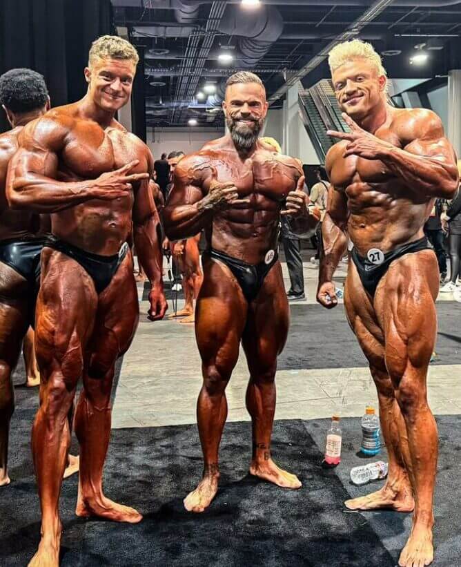 Luca Reger, Mike Sommerfeld und Urs Kalecinski hinter der Bühne beim Mr. Olympia 2024: Top