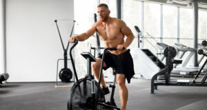 Ein Sportler erschöpft sein zentrales Nervensystem (ZNS) durch Cardiotraining.