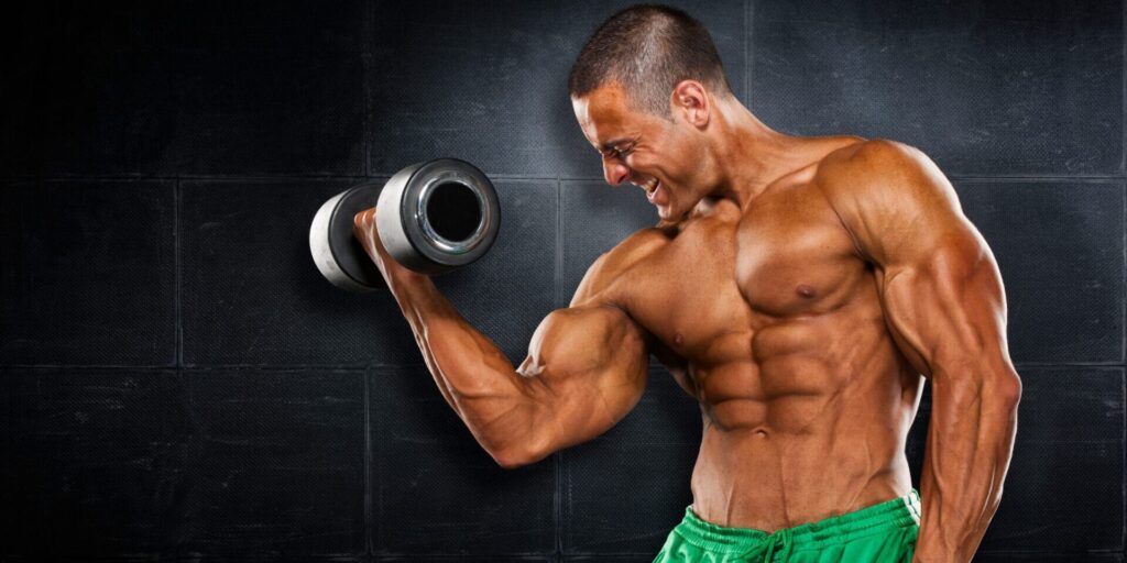 Bodybuilder trainiert seinen Bizeps mit sauberer Technik.