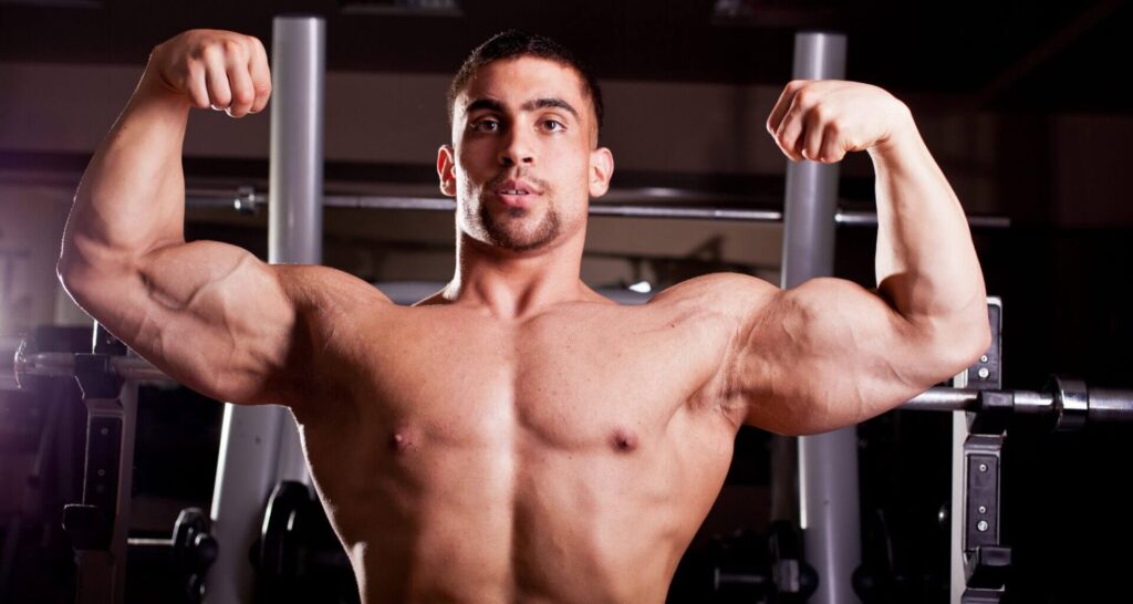 Ein Bodybuilder präsentiert seinen Pump in den Oberarmen.
