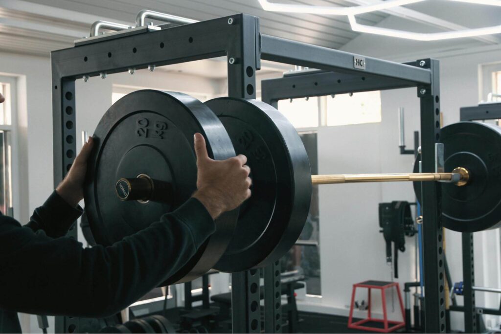 Progressive Overload durch das Aufladen von höheren Gewichten.