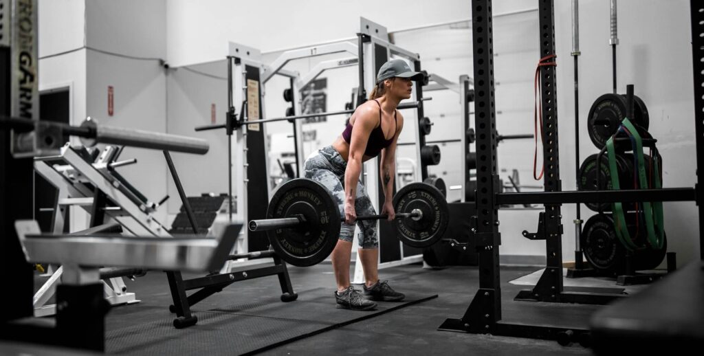 Eine Fitness-Sportlerin betont die exzentrische Phase beim Rumänischen Kreuzheben in der Hoffnung, so mehr Hypertrophie / Muskelaufbau zu erzielen.