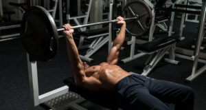 Die Verbundübung Bankdrücken als Gegenstück zu Isolationsübungen.