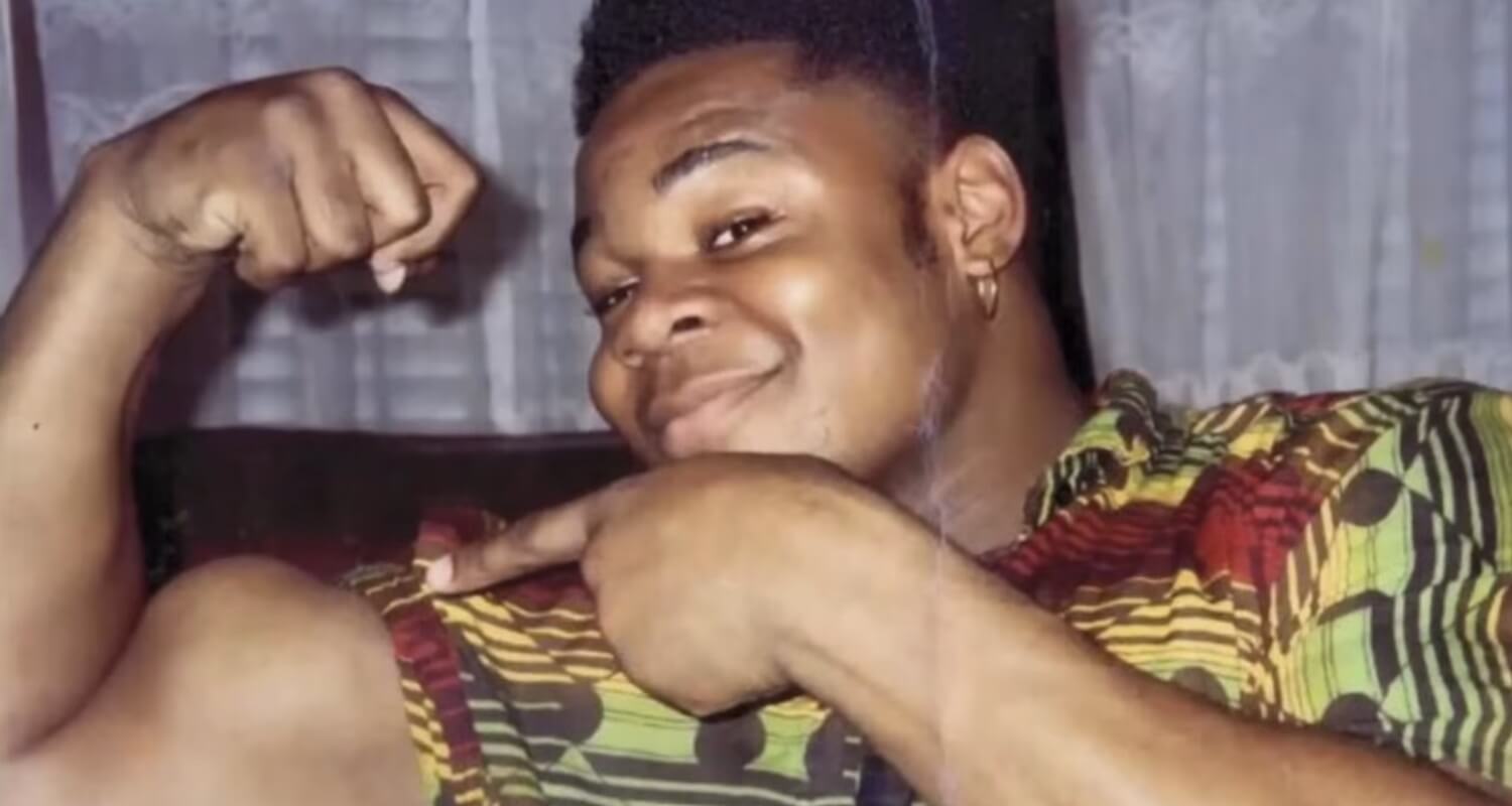 Der junge Kai Greene präsentiert seinen Bizeps.