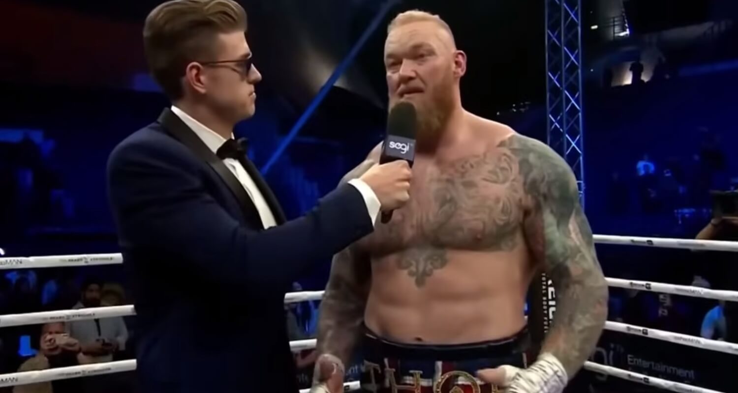 Ein definierter und sichtlich muskulöser Hafthor Björnsson im Boxkampf-Ring.