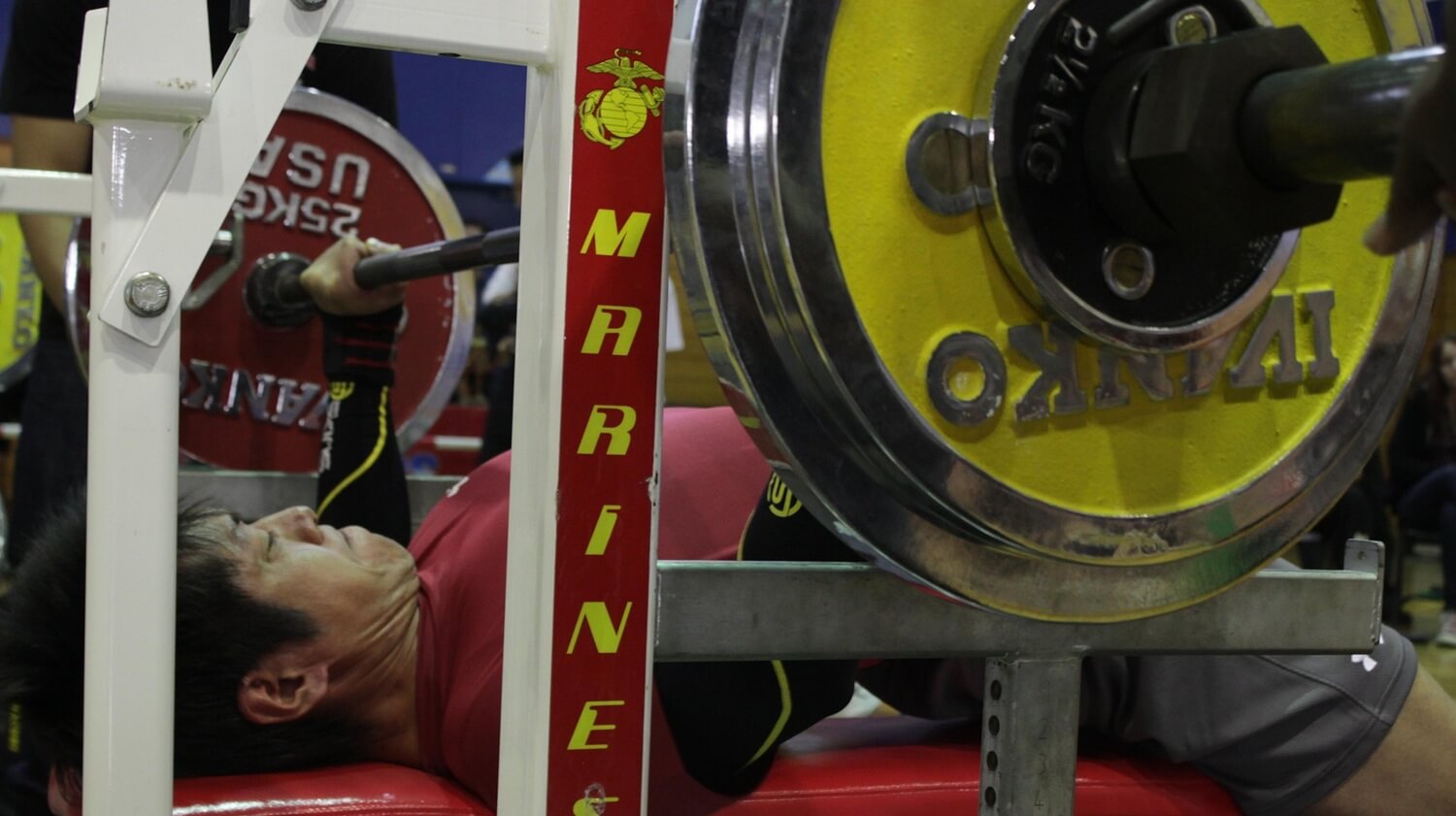 Powerlifting ist eine Kraftsport-Art, die sich auf die Übungen Bankdrücken, Kreuzheben und Kniebeugen beschränkt.